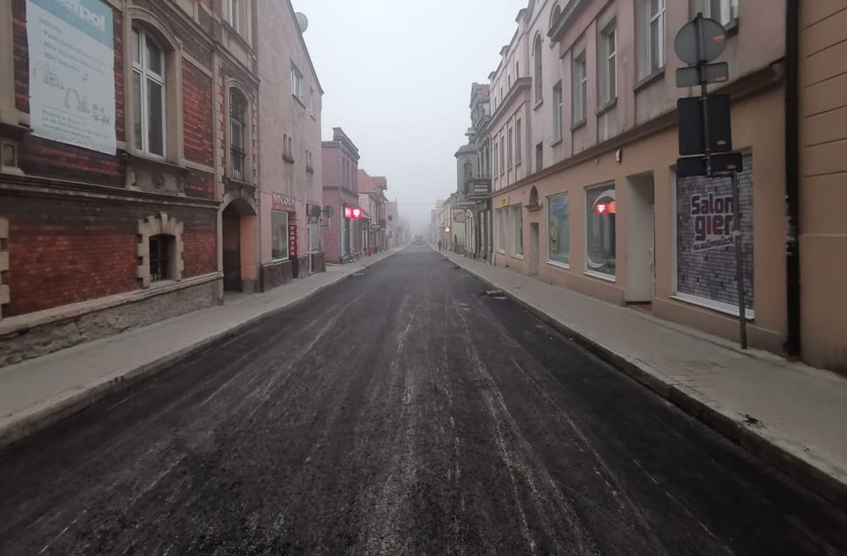Pleszew. Na ul. Sienkiewicza jest już asfalt. Kiedy otworzą drogę? Jaka będzie organizacja ruchu? - Zdjęcie główne