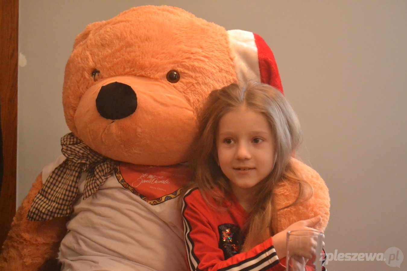 Pleszew. Odbiór misia wylicytowanego w WOŚP - Zdjęcie główne