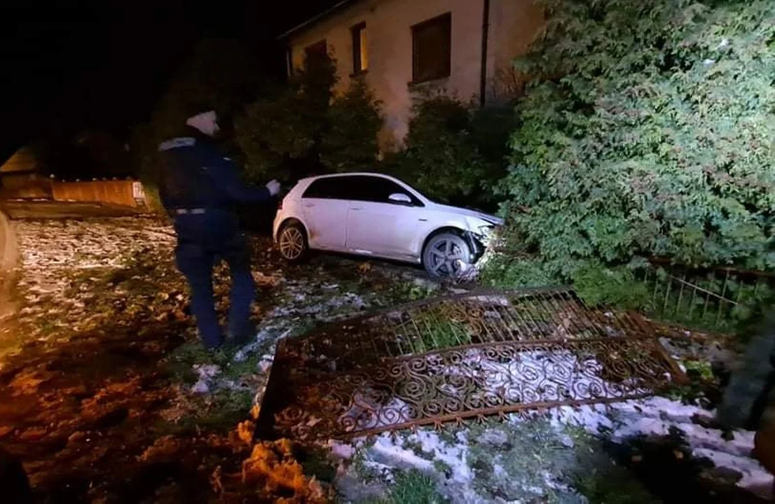 Kolizja w Fabianowie. Samochód osobowy wjechał w ogrodzenie jednego z domów jednorodzinnych [ZDJĘCIA] - Zdjęcie główne