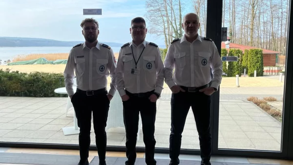 Wypadek na krajowej dwunastce. Wracający ze szkolenia ratownicy WOPR Gołuchów pospieszyli z pomocą poszkodowanym