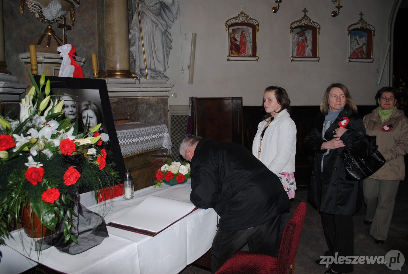 11. Rocznica katastrofy smoleńskiej. Tak Pleszew żegnał w roku 2010 tych, którzy zginęli w Smoleńsku