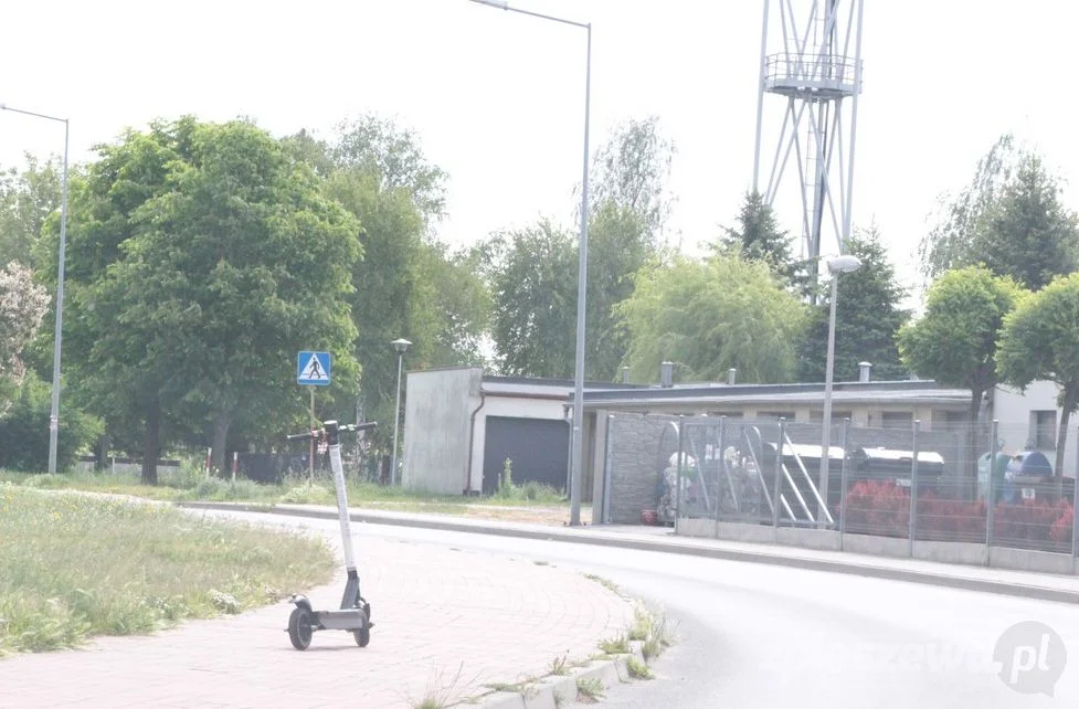 Coraz więcej osób przesiada się na hulajnogi. Czy na pewno wiemy, jak z nich korzystać?  - Zdjęcie główne