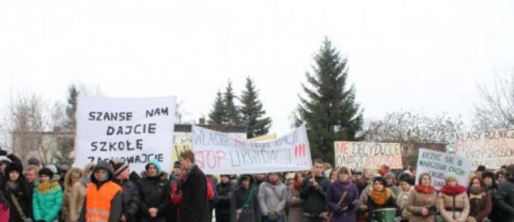 Porażka Karalusa. Szkoły nie będą rozwiązane [Wideo, Zdjęcia] - Zdjęcie główne