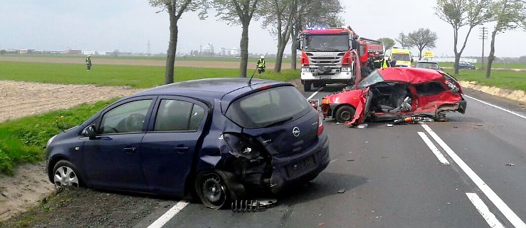  Czołowe zderzenie. Pięć osób w szpitalu. Zablokowana krajowa „11” - Zdjęcie główne