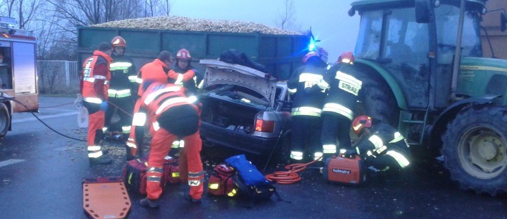 Audi wjechało pod przyczepę - Zdjęcie główne