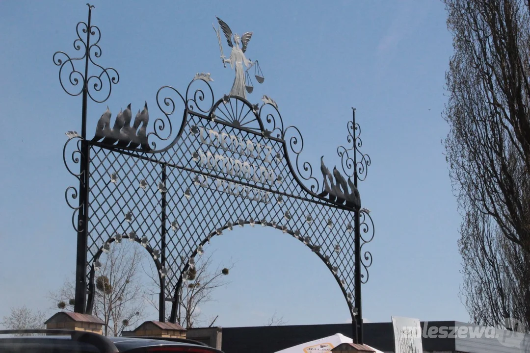 Kradzieże na cmentarzu komunalnym w Pleszewie. – To zwykłe hieny cmentarne! – mówią oburzeni ludzie [ZDJĘCIA] - Zdjęcie główne