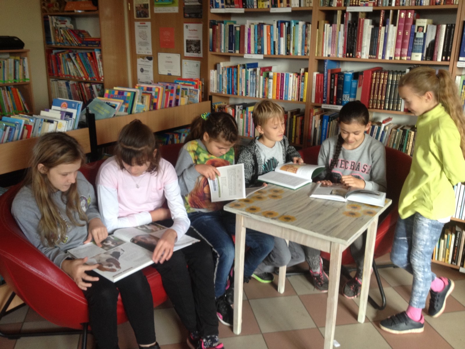 Dzieci w bibliotece - Zdjęcie główne