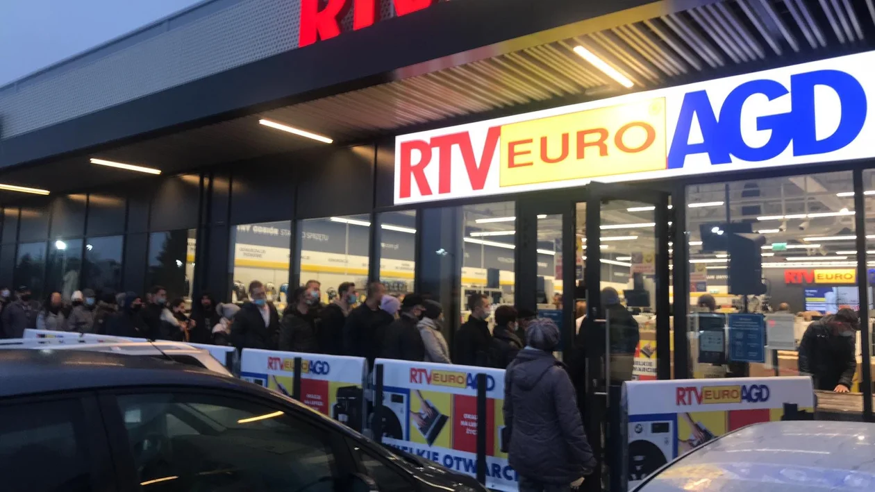 Ogromne kolejki pod nową galerią handlową w Pleszewie. Dziś otwarcie RTV Euro AGD