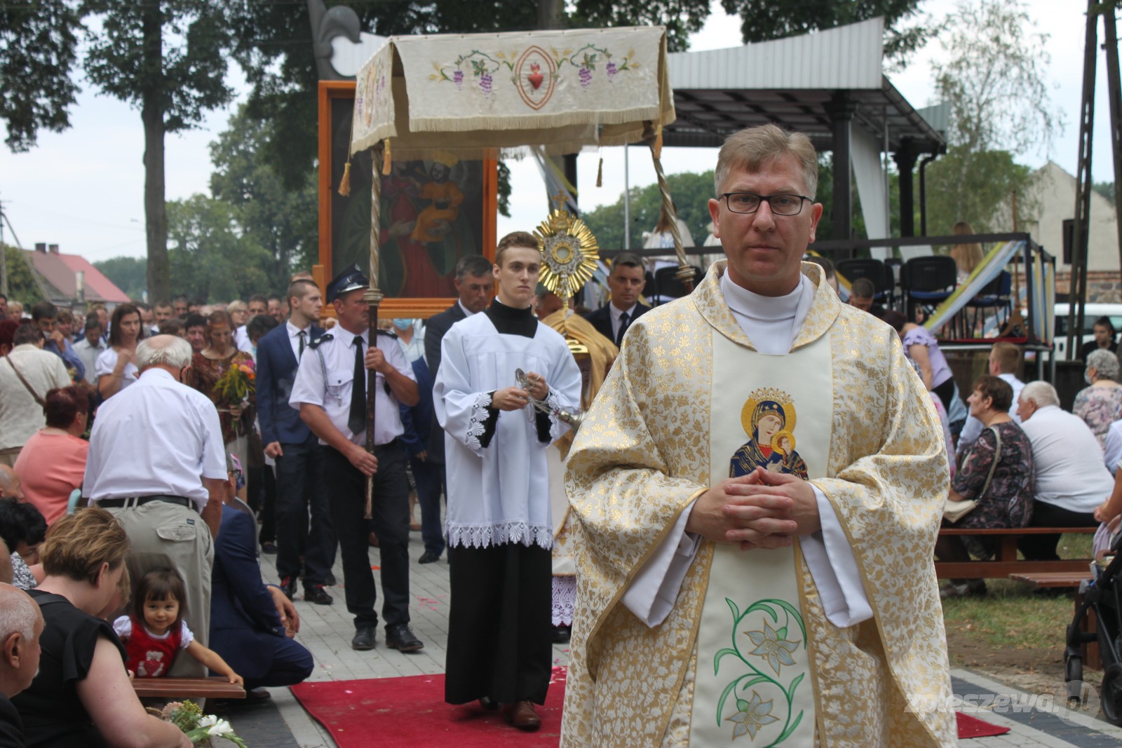 W ubiegłym roku sumie odpustowej przewodniczył ks. arcybiskup Mieczysław Mokrzycki, wieloletni papieski sekretarz, który przekazał wówczas Sanktuarium Matki Bożej Lutyńskiej relikwie św. Jana Pawła II.
