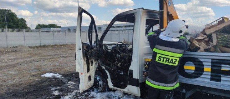 Pleszew. Spłonął samochód dostawczy - Zdjęcie główne