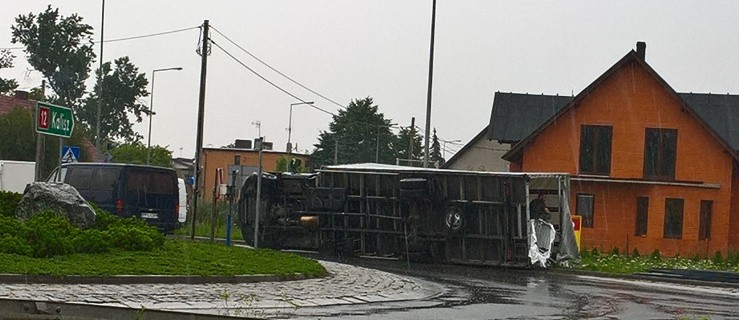 Auto wywrócone na rondzie - Zdjęcie główne