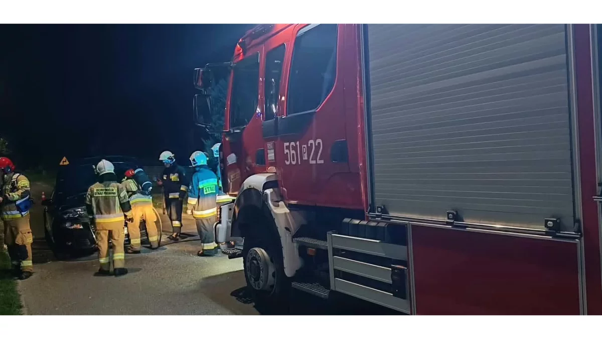 Wieczorem doszło do pożaru samochodu. Na miejsce wysłano dwa zastępy straży pożarnej