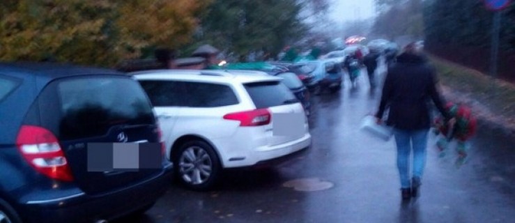 Pleszew. Tłumy na cmentarzach. Brakuje miejsc parkingowych! - Zdjęcie główne