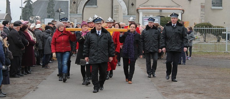 Szli ulicami niosąc krzyż - Zdjęcie główne