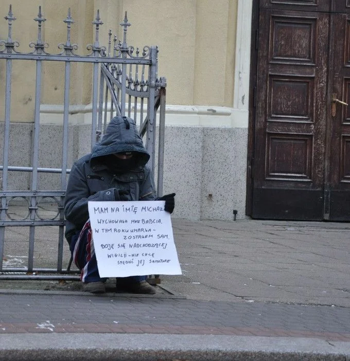 Pojawił się przed kościołem. Chciał, żeby ktoś zaprosił go na wigilię [ZDJĘCIA] - Zdjęcie główne