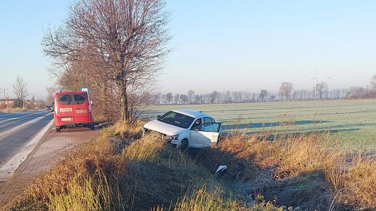 Kolizja między Dobrzycą a Fabianowem. Auto wpadło w poślizg - Zdjęcie główne