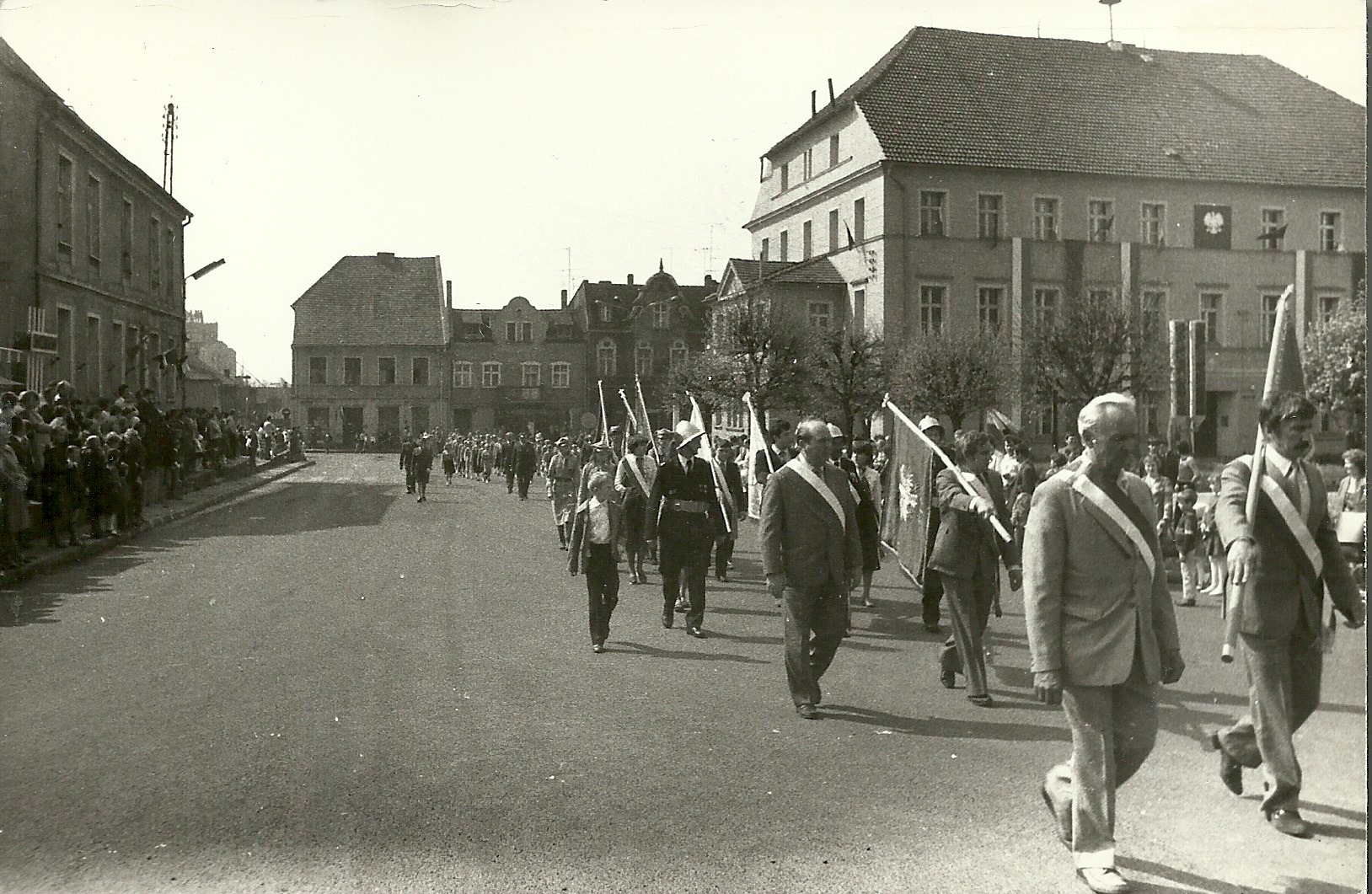 Pleszew. Pochód pierwszomajowy w roku 1986