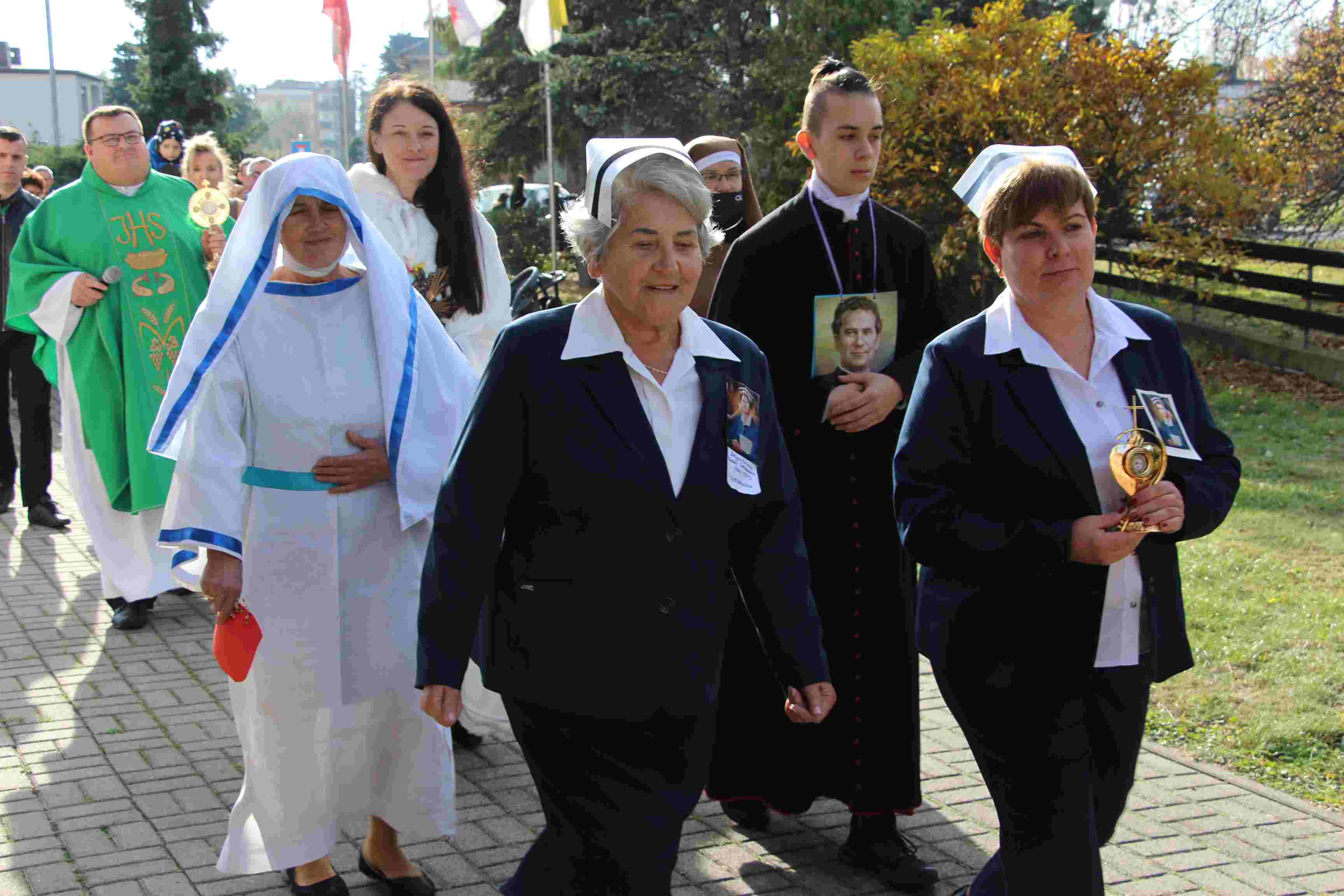 Procesja Wszystkich Świętych w parafii Św. Floriana w Pleszewie [ZDJĘCIA] - Zdjęcie główne