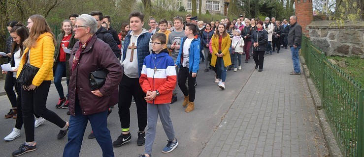  Fabianów/Sośnica/Lutynia. Młodzi i starsi na Drodze Krzyżowej [FOTO] - Zdjęcie główne