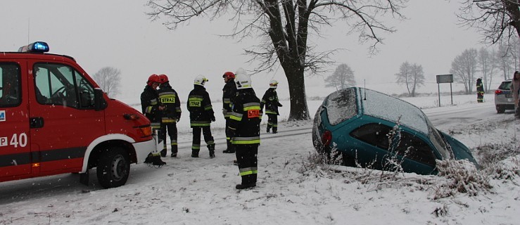 Samochód w rowie. Jest bardzo ślisko!  - Zdjęcie główne