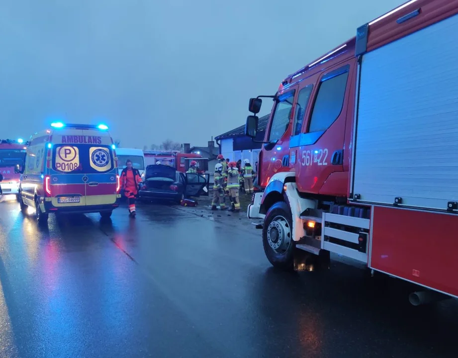 Dobrzyca. Znamy szczegóły wypadku w Trzebowej. Bus zderzył się tu z samochodem osobowym [ZDJĘCIA] - Zdjęcie główne