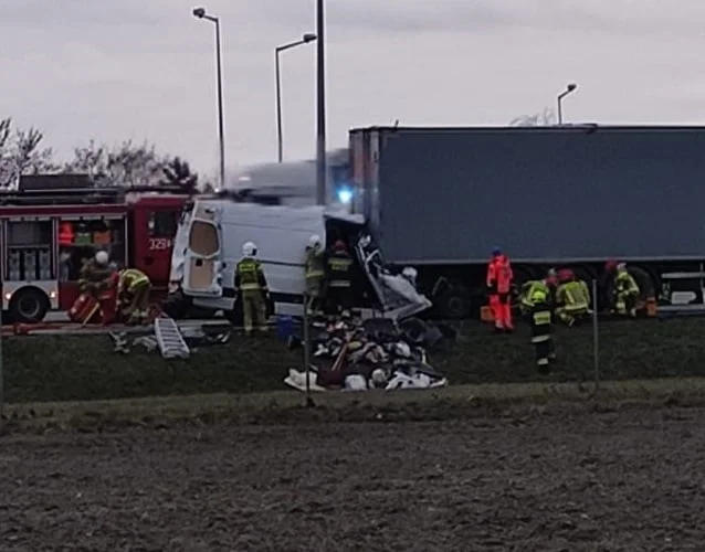 Trzy osoby zginęły w tragicznym wypadku na autostradzie A2. Mercedes uderzył w naczepę 