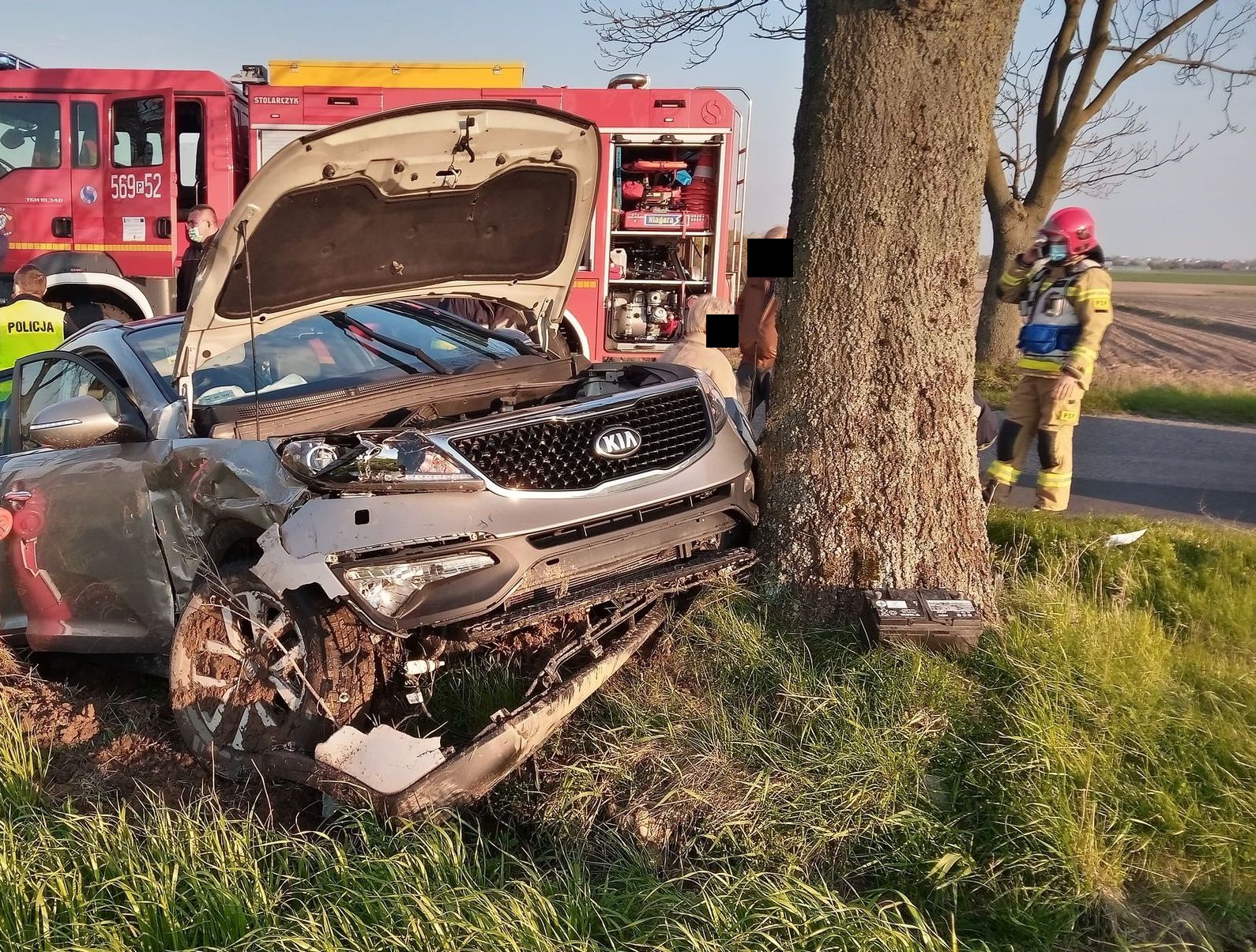 Na drodze powiatowej w gminie Gołuchów - na skrzyżowaniu z drogą Popówek-Macew-Kuchary - doszło do groźnego wypadku. Zderzyły się ze sobą kia i skoda