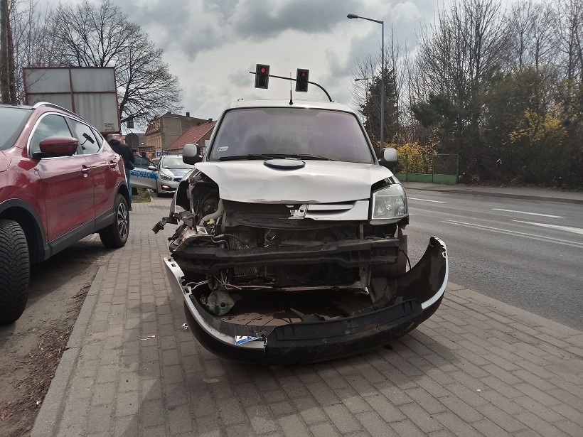 Pleszew. Zderzyły się dwa auta. Doszło do pobicia?  - Zdjęcie główne