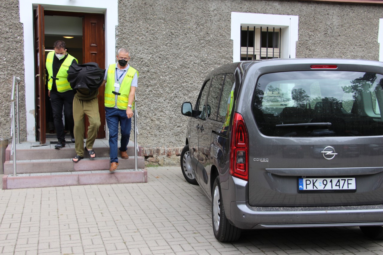 Dziś - 4 sierpnia - w pleszewskim sądzie zaplanowano posiedzenia w sprawie decyzji o tymczasowym areszcie dla trójki zatrzymanych osób, o jakie wnioskowała prokuratura