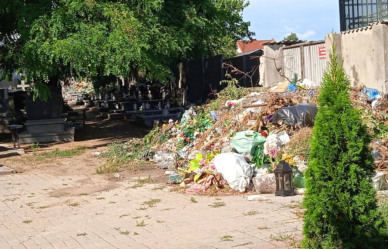 Pleszew. Nielegalne wysypisko na cmentarzu. Góra śmieci zaczyna zagrażać grobom - Zdjęcie główne