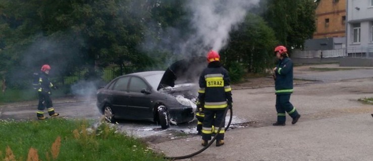 Auto w ogniu - Zdjęcie główne