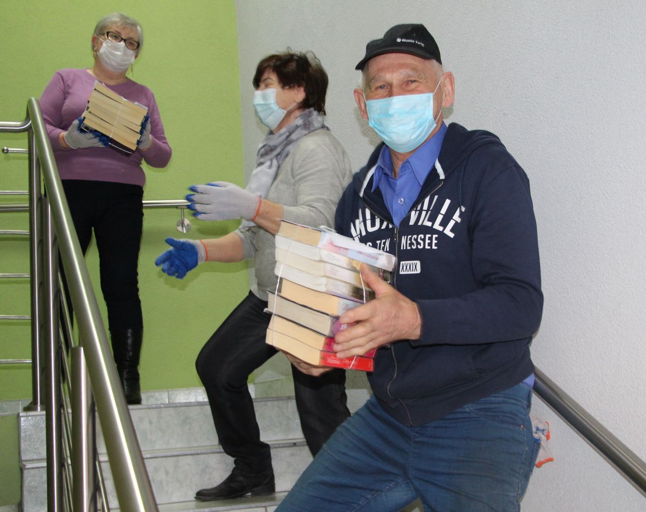 Dobrzyca. Ruszył remont biblioteki. Wspólnymi siłami przeniesiono tysiące książek  - Zdjęcie główne