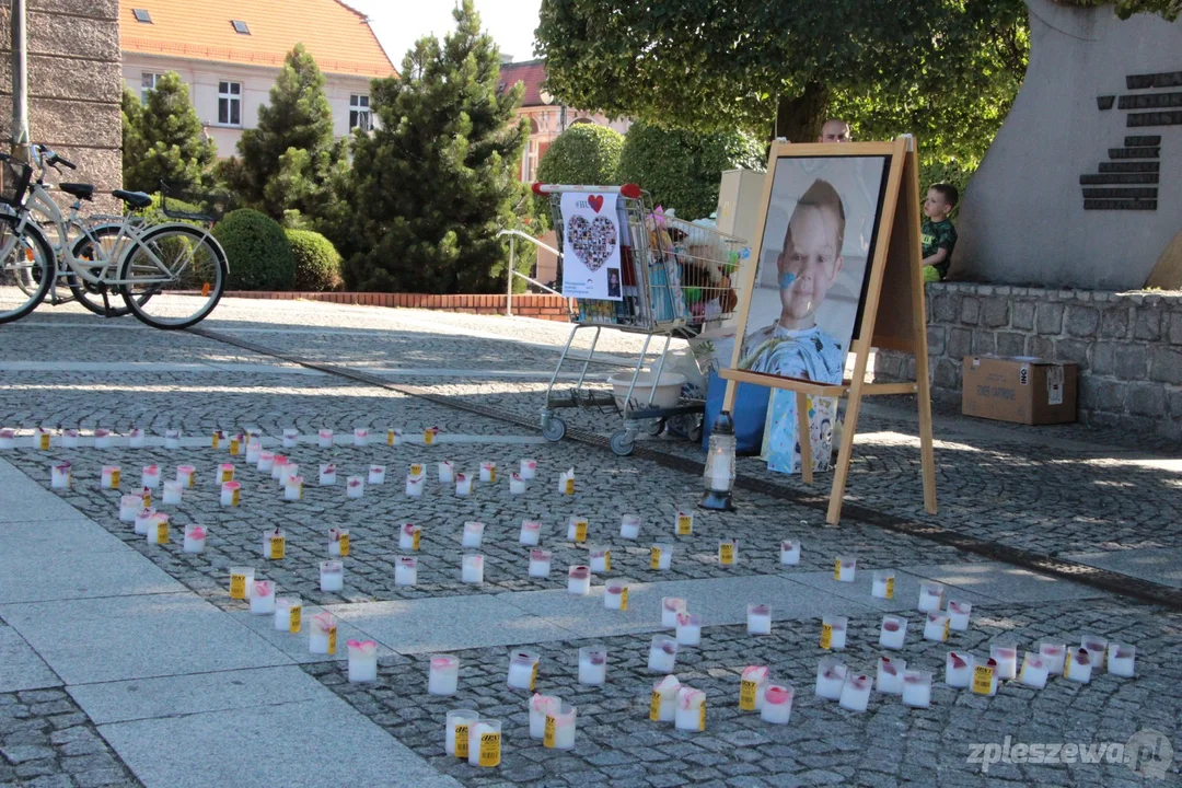 Hubi zasilił grono Aniołów. Na pleszewskim rynku pożegnali go mieszkańcy [ZDJĘCIA] - Zdjęcie główne