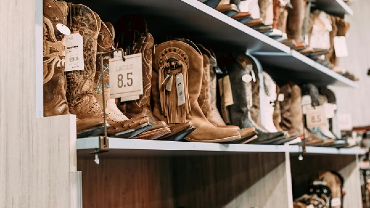 Stare buty włożyła do kartonu, nowe założyła i... wyszła ze sklepu