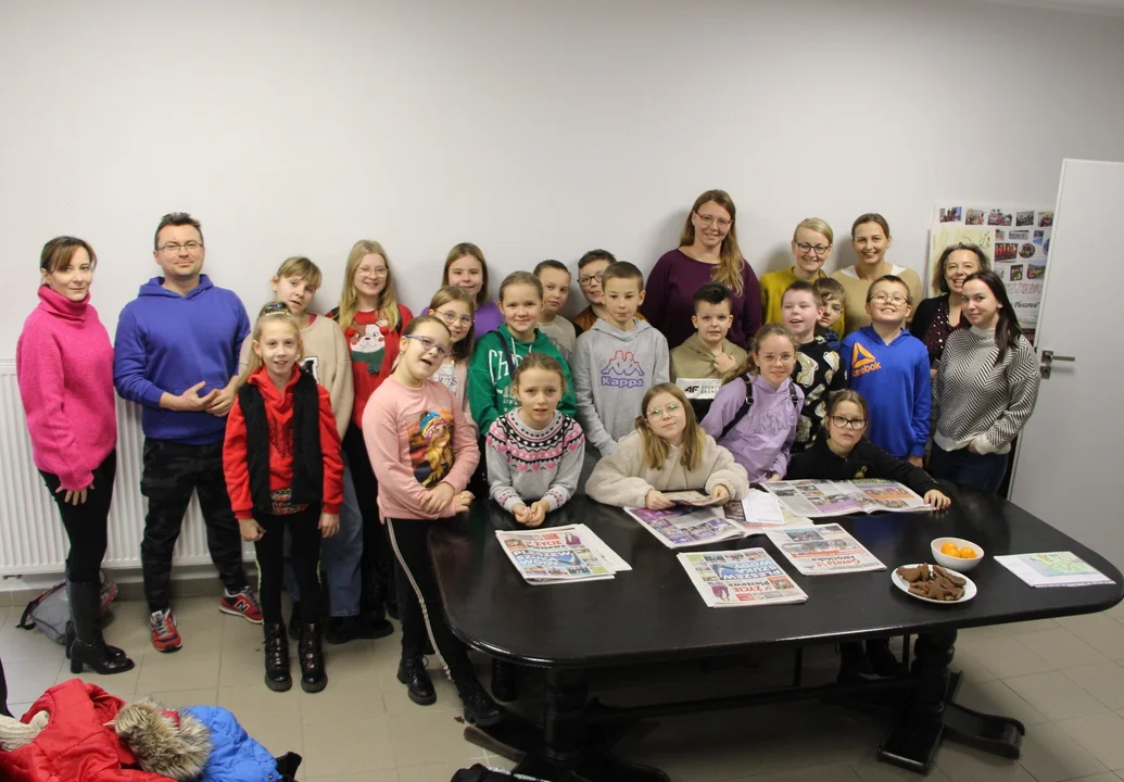Wolontariusze ze szkoły w Lenartowicach odwiedzili „Życie Pleszewa” - Zdjęcie główne