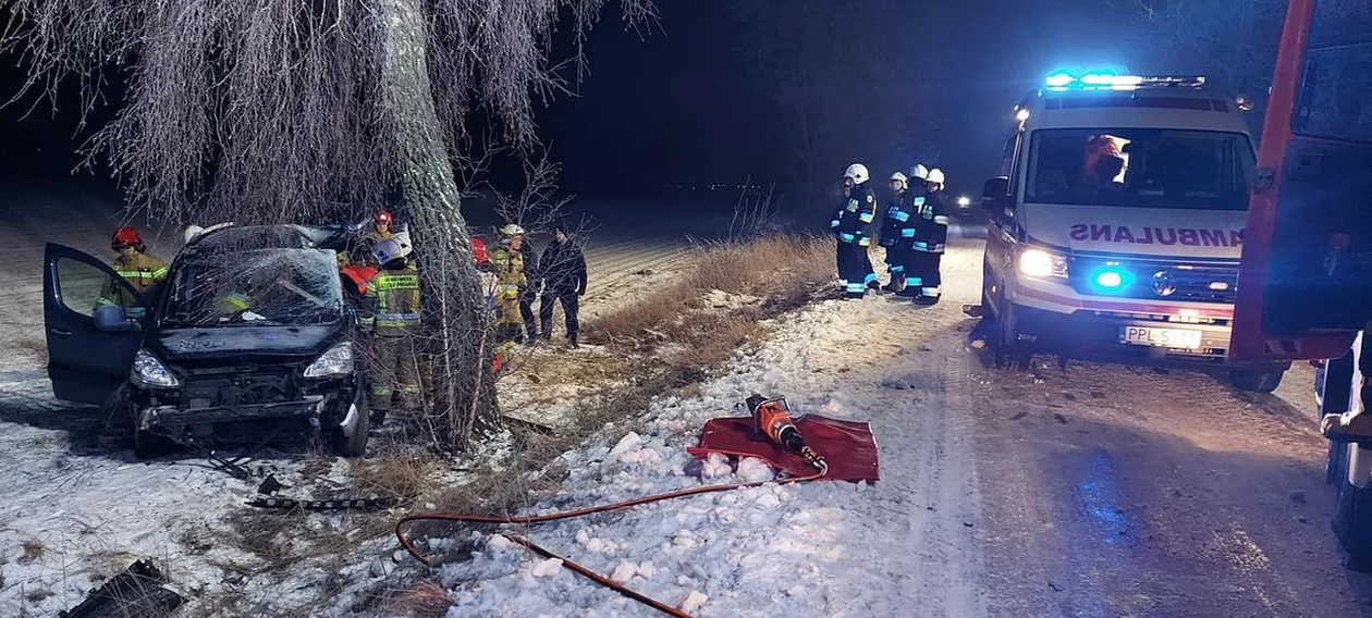 Wypadek w gminie Dobrzyca. Poszkodowanych zostało czterech nastolatków [ZDJĘCIA] - Zdjęcie główne
