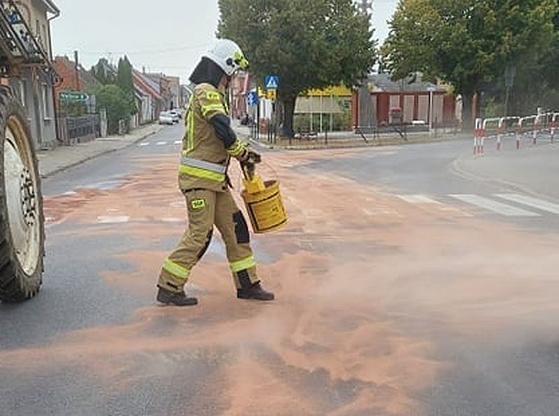 Dobrzyca. Plama na długości około 100 metrów ul. Koźmińskiej. W akcji nasi strażacy - Zdjęcie główne