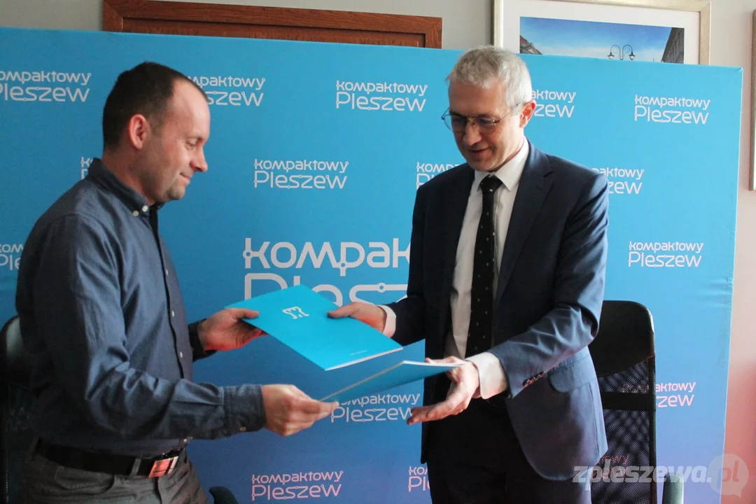 Dariusz Grzebyszak i Arkadiusz Ptak podpisali umowę na budowę nowego obiektu w Pleszewie. U zbiegu ulic Poznańskiej i Bogusza powstaną nowe mieszkania i lokal usługowy