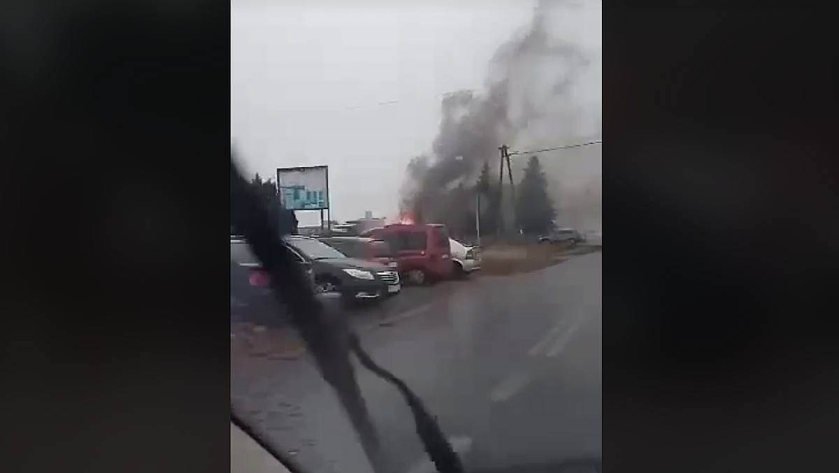 Pożar w Pleszewie. Trwa akcja gaśnicza - Zdjęcie główne