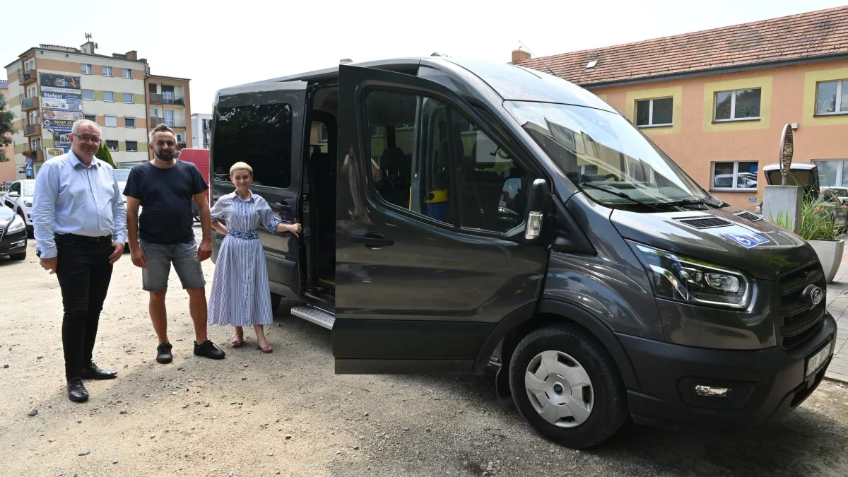 Bezpieczniej i wygodniej. Nowy bus będzie służył uczestnikom Powiatowego Środowiskowego Domu Samopomocy w Pleszewie
