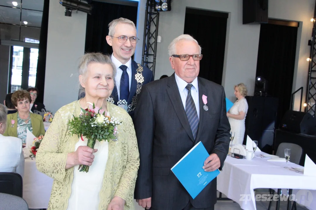 Piękny jubileusz w Pleszewie. Małżeństwa świętowały Złote Gody! [ZDJĘCIA] - Zdjęcie główne