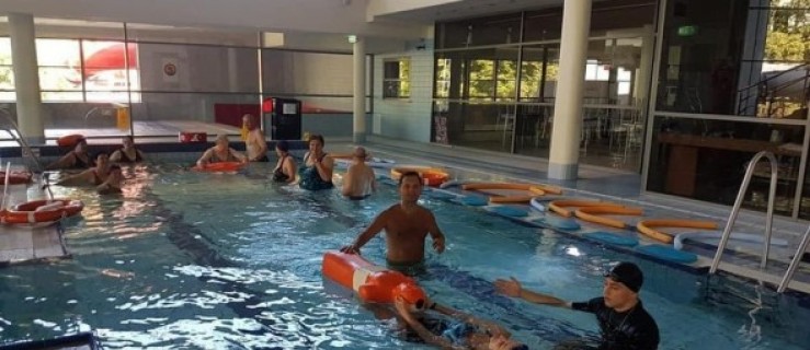 Seniorzy na basenie. Połączenie przyjemnego z pożytecznym  - Zdjęcie główne