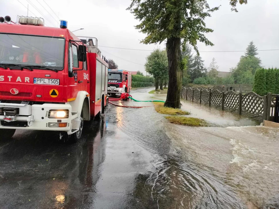 Ponowne zalania w powiecie pleszewskim. Strażacy interweniowali już w gminach Gołuchów i Pleszew - Zdjęcie główne