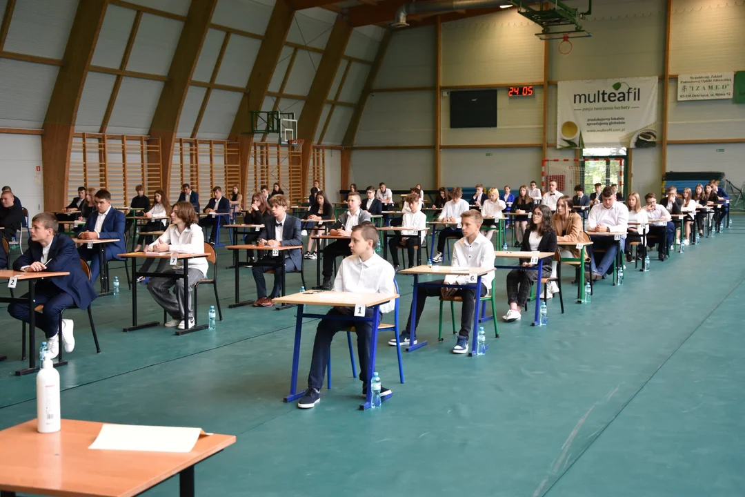 Egzamin ósmoklasisty 2022. Uczniowie w Dobrzycy przystąpili do egzaminu z języka polskiego [ZDJĘCIA] - Zdjęcie główne