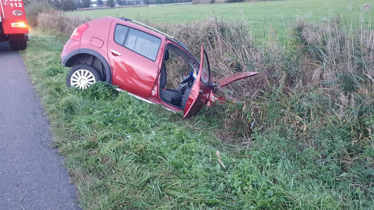 Na Łąkowej w Choczu dachowało auto. Lądował śmigłowiec Lotniczego Pogotowia Ratunkowego - Zdjęcie główne