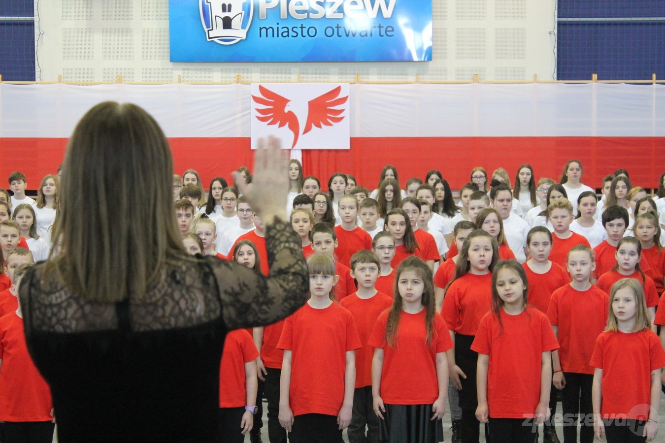 Pleszew. Występ uczniów w ramach konkursu  "Do Hymnu" - Zdjęcie główne