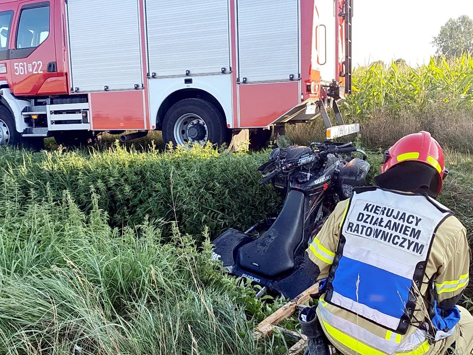 Quad w polu, motocyklista przewrócił się na drodze. Dwie osoby trafiły do szpitala - Zdjęcie główne