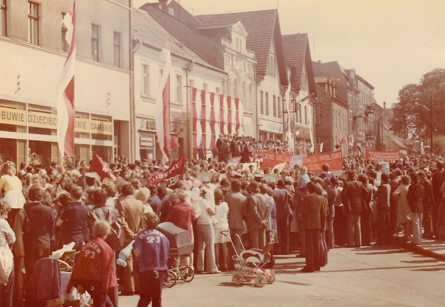 Pochód w Pleszewie, lata 80. XX wieku.