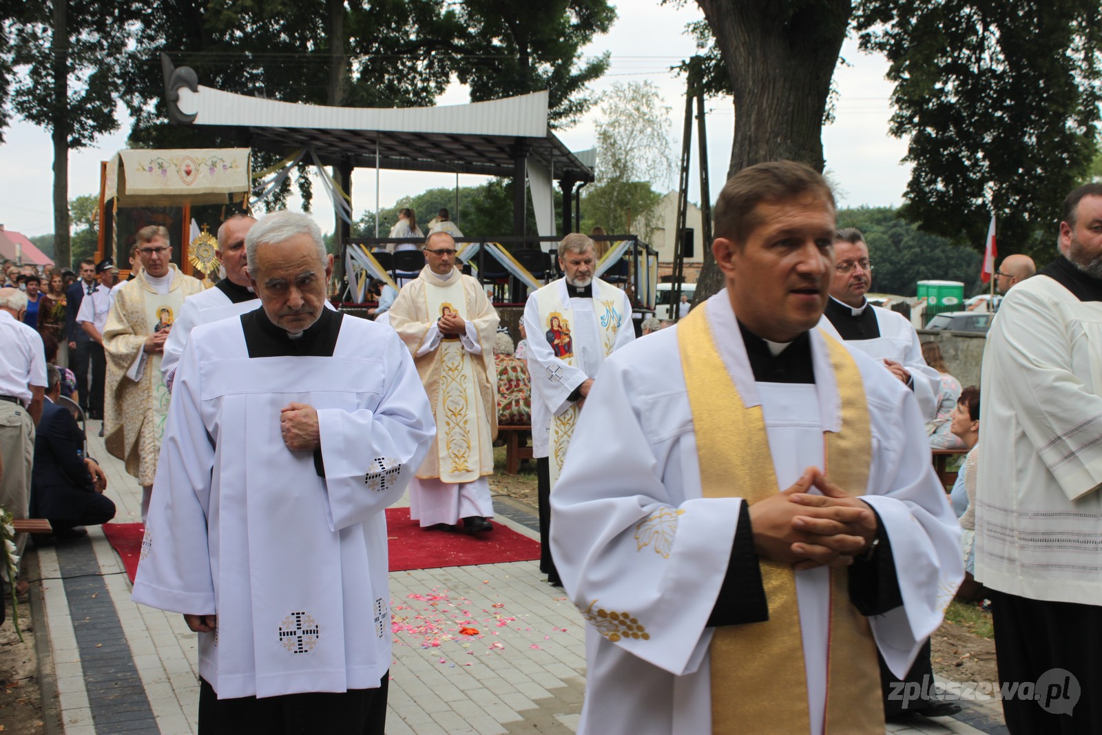 W ubiegłym roku sumie odpustowej przewodniczył ks. arcybiskup Mieczysław Mokrzycki, wieloletni papieski sekretarz, który przekazał wówczas Sanktuarium Matki Bożej Lutyńskiej relikwie św. Jana Pawła II.