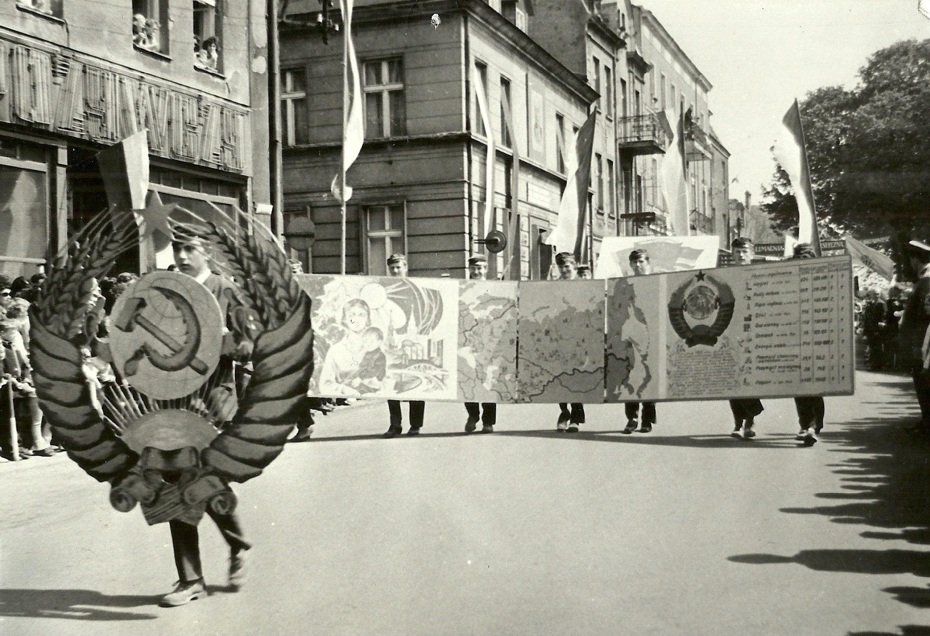 Pleszew. Pochód pierwszomajowy w roku 1976